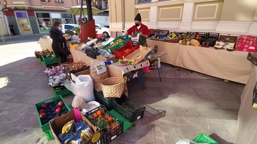 El último tendero que abraza la plaza de Mieres: la perdida tradición de los puestos de exterior