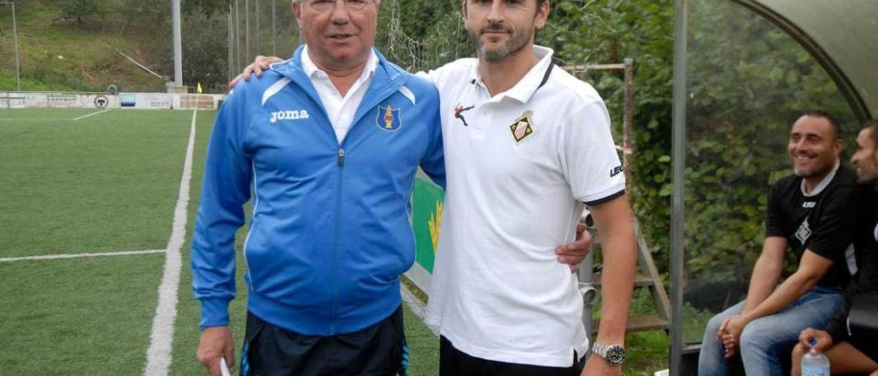 Adolfo Pulgar, a la izquierda, junto a Iván Ania, antes de comenzar el duelo del miércoles.