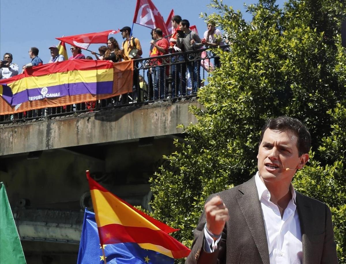 Albert Rivera se encontró con un grupo de jóvenes republicanos durante su acto de campaña en Sevilla.