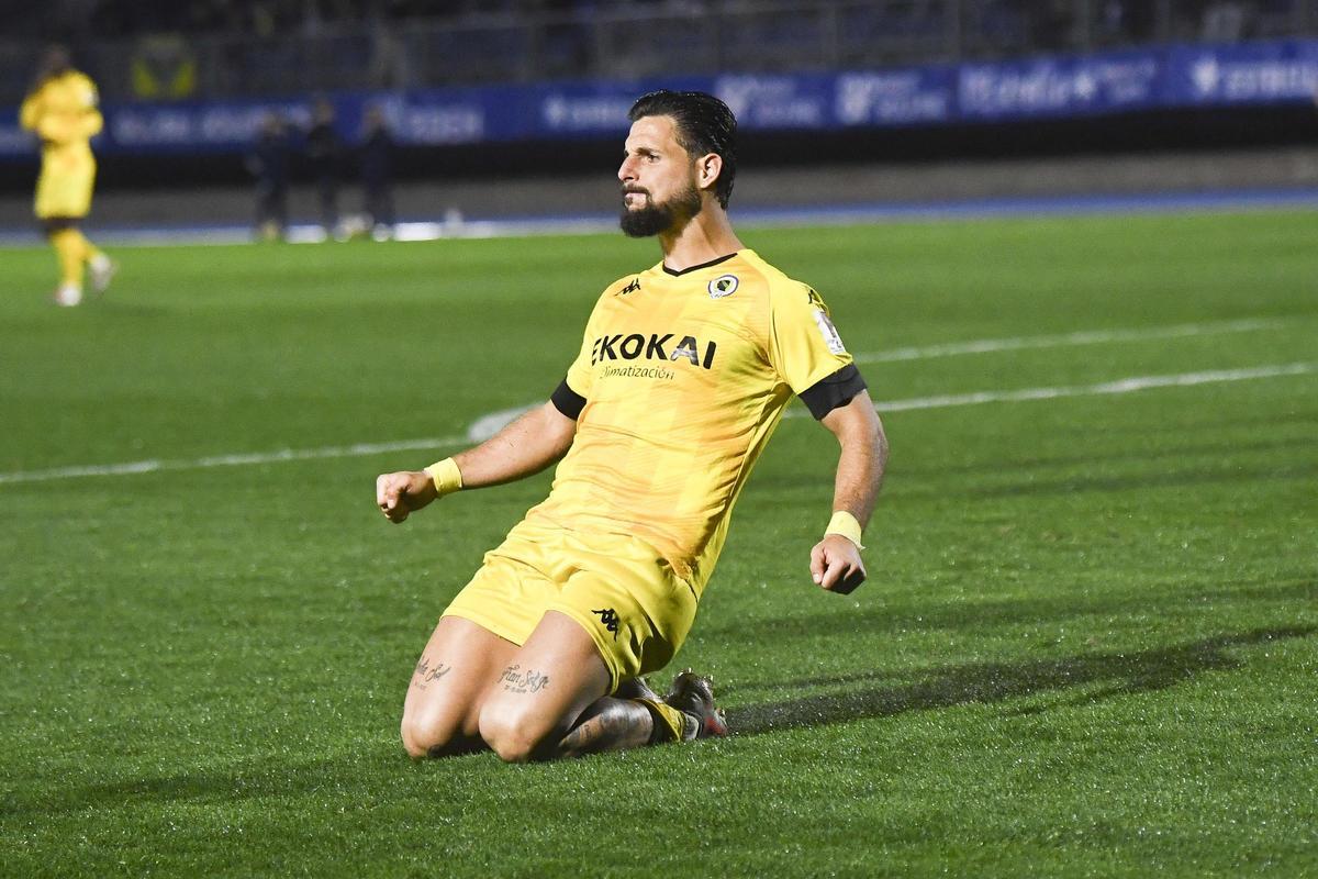 Fran Sol celebra su gol en Can Dragó deslizándose de rodillas sobre el verde.