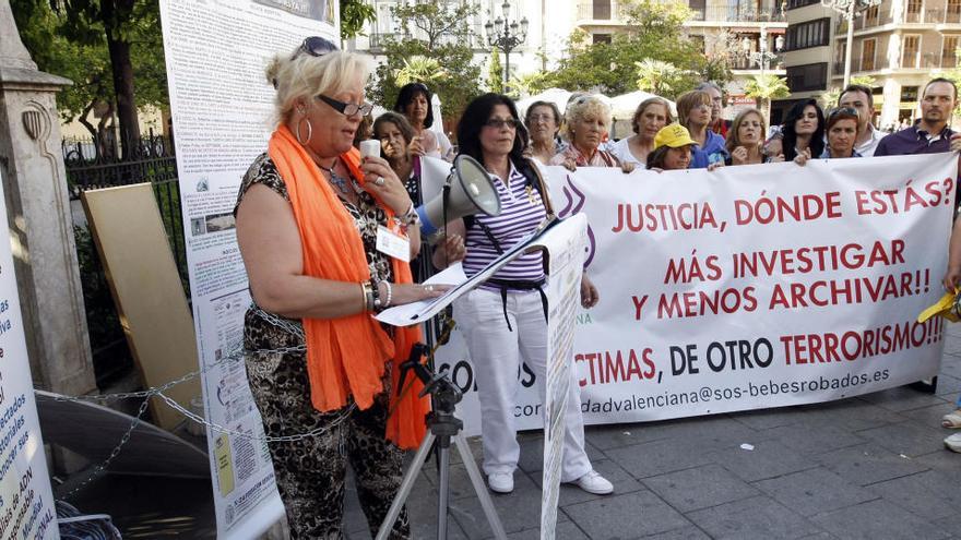 Una concentración para pedir investigación sobre casos de bebés robados en Valencia