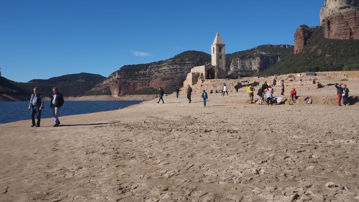 Turismo de sequía en el pantano de Sau