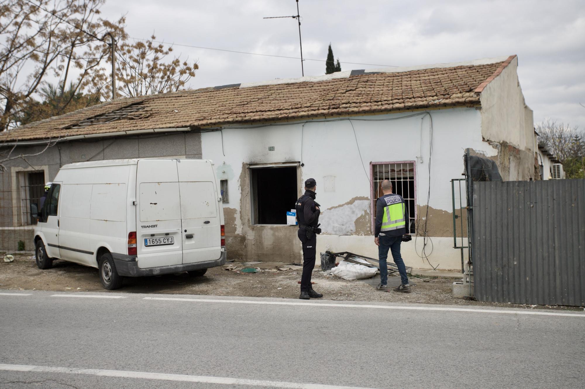 Descubren un arsenal de armas de guerra en una casa incendiada en Murcia