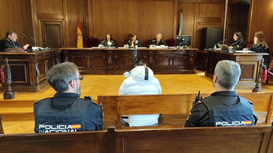 El acusado, ante el tribunal de la Audiencia de Pontevedra.