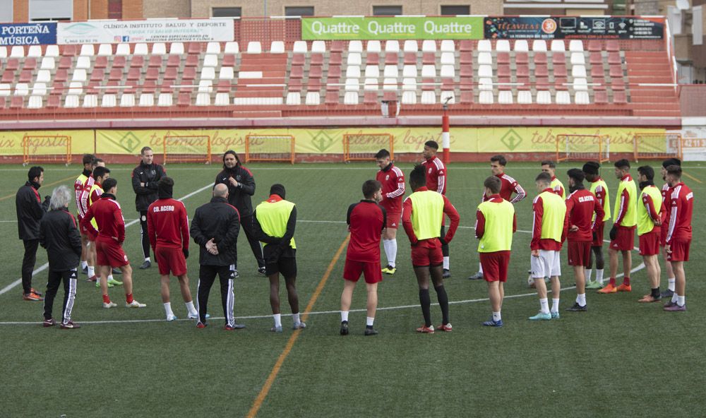 El CD Acero del Port de Sagunt entrena en el estadio Fornás antes del encuentro frente al Torrent