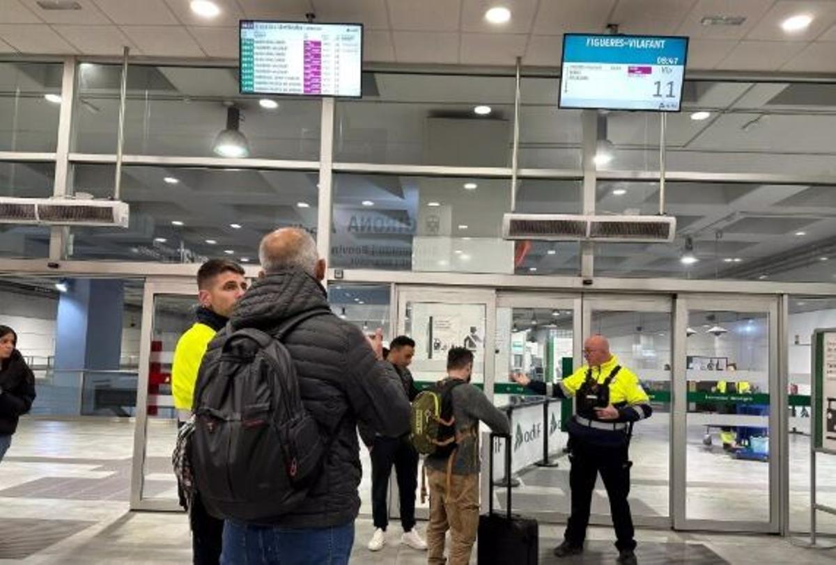Un grupo de viajeros en la estación de alta velocidad de Girona.
