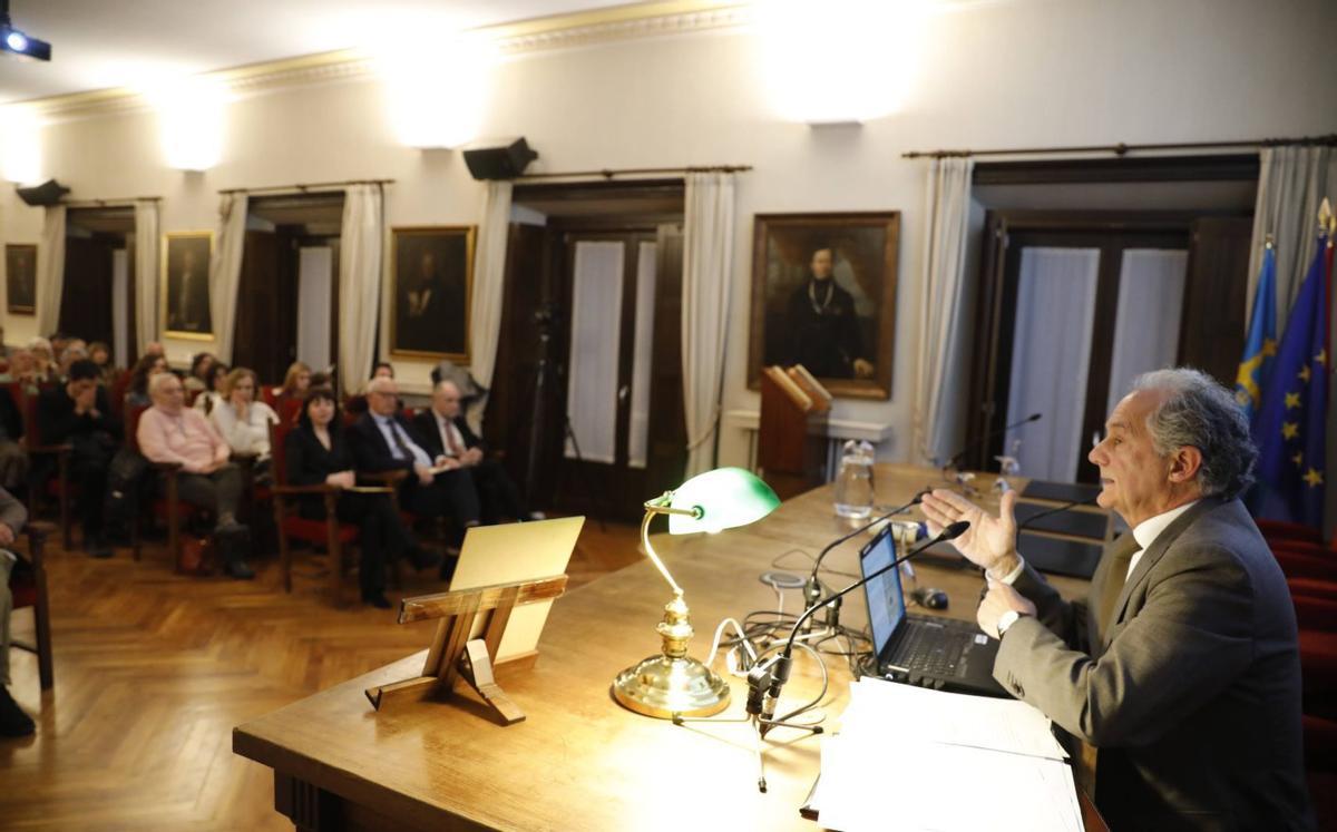 Arriba, Carlos Monasterio. A la izquierda, el público, con Ramón Rodríguez (director del RIDEA) y Leopoldo Tolivar en primera fila.  | FERNANDO RODRÍGUEZ
