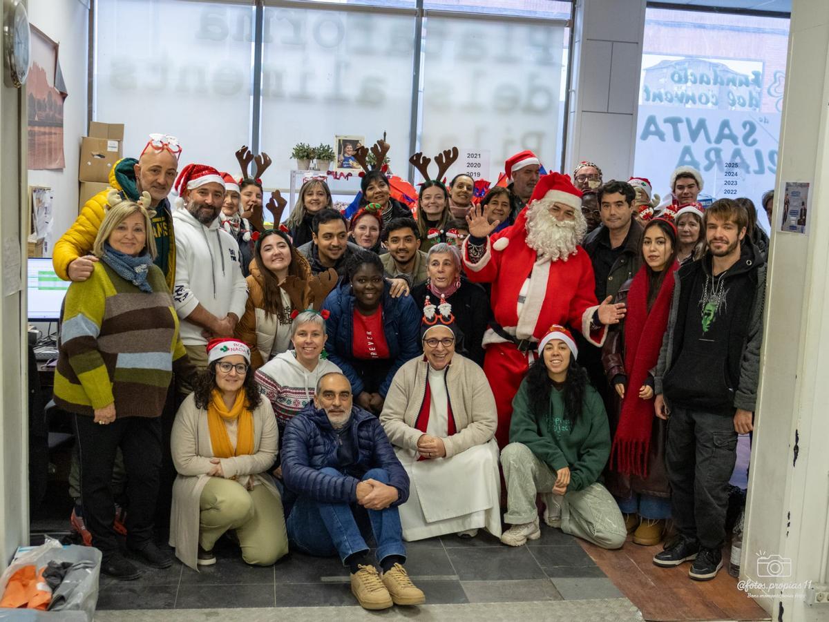 La Fundació del Convent de Santa Clara reparteix joguines a infants de la plataforma d'aliments