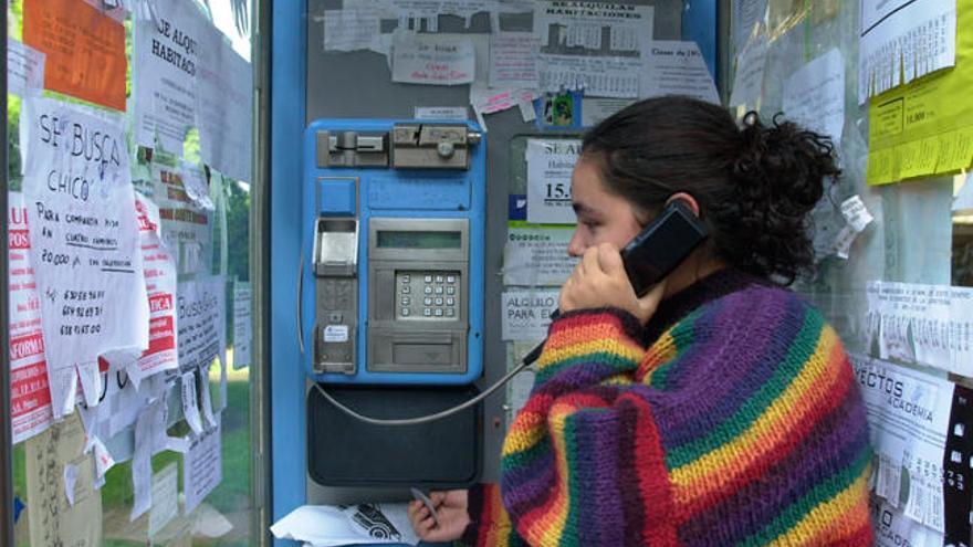 Una estudiante utiliza una cabina de teléfonos en Vigo // Archivo