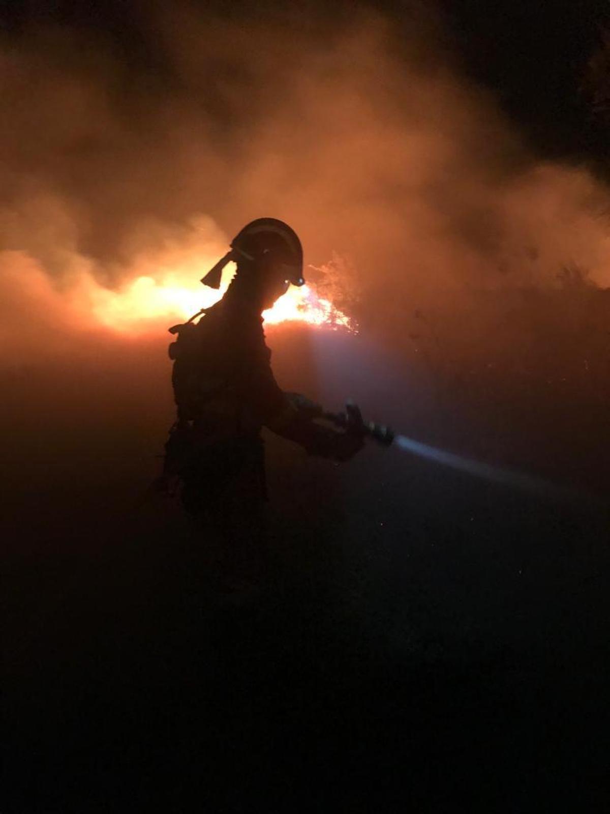 Extinción del incendios en Lugo durante la madrugada del jueves