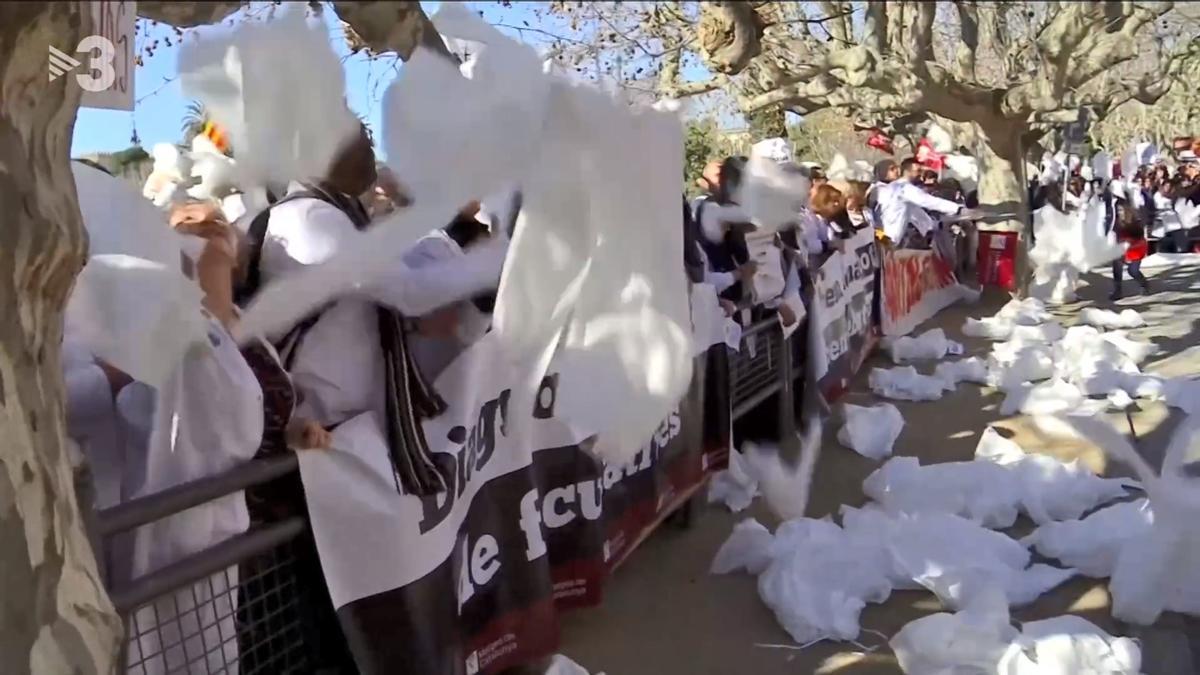 La crítica de Monegal: No són flocs de neu, són bates blanques sanitàries