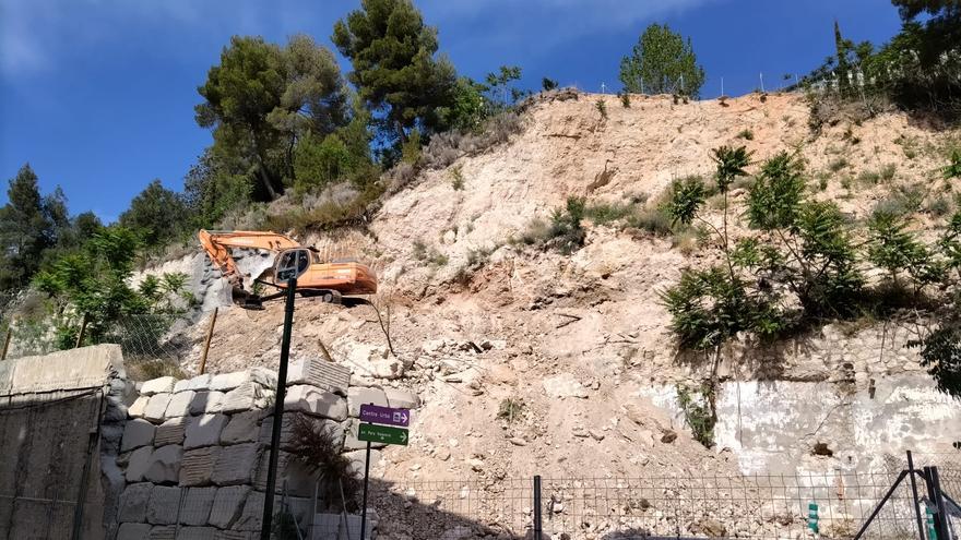 Alcoy repara la ladera de la Beniata más de un año después de su derrumbe