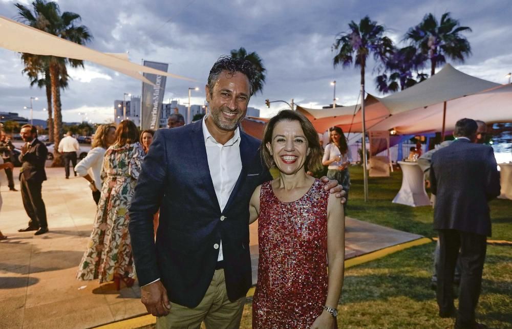 Biel Mulet ( Coca-Cola) y la directora de Diario de Mallorca, Maria Ferrer, durante la fiesta de los Premis.