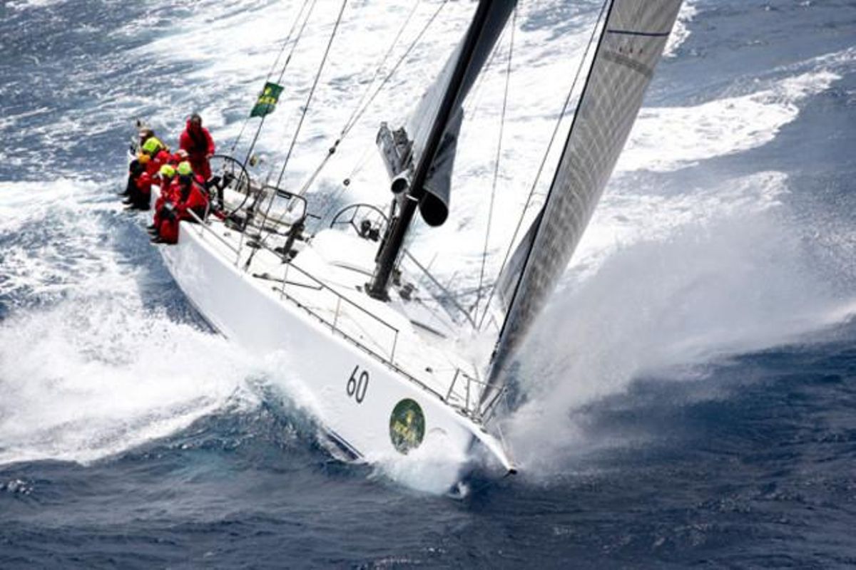 Una embarcació navega a la costa del sud d’Austràlia durant una competició entre Sydney i Hobart. Una embarcació navega a la costa del sud d’Austràlia durant una competició entre Sydney i Hobart.