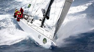 Una embarcació navega a la costa del sud d’Austràlia durant una competició entre Sydney i Hobart.