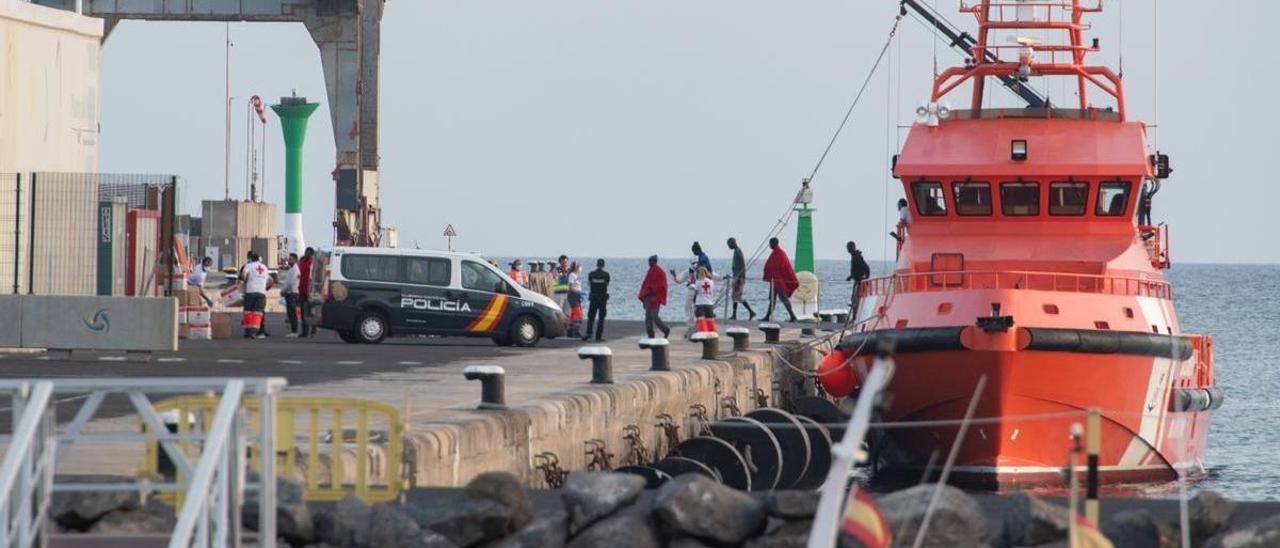 El buque de Salvamento Marítimo Guardamar Polimnia llega a Puerto del Rosario con 126 personas rescatadas de tres pateras.