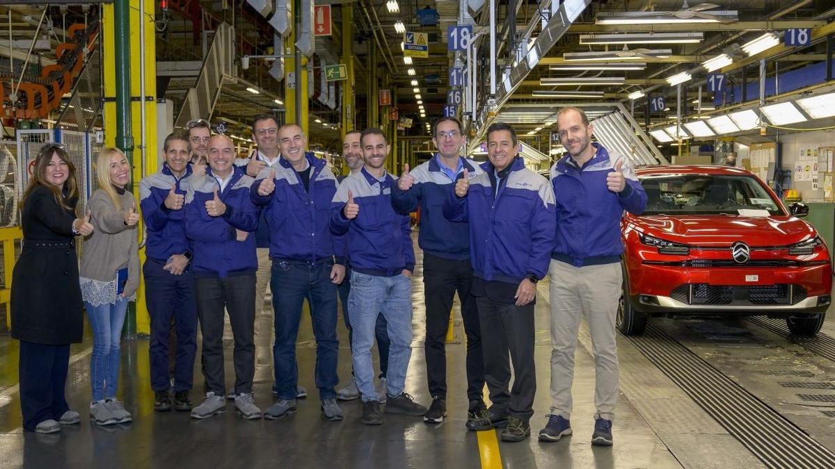 Emanuele Cappellano, séptimo desde la izquierda, durante su visita en Stellantis Villaverde