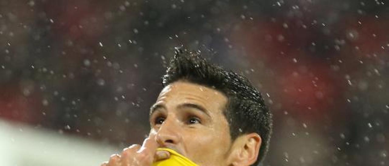 Vicente celebra su tanto en San Mamés, primer gol amarillo de 2016.
