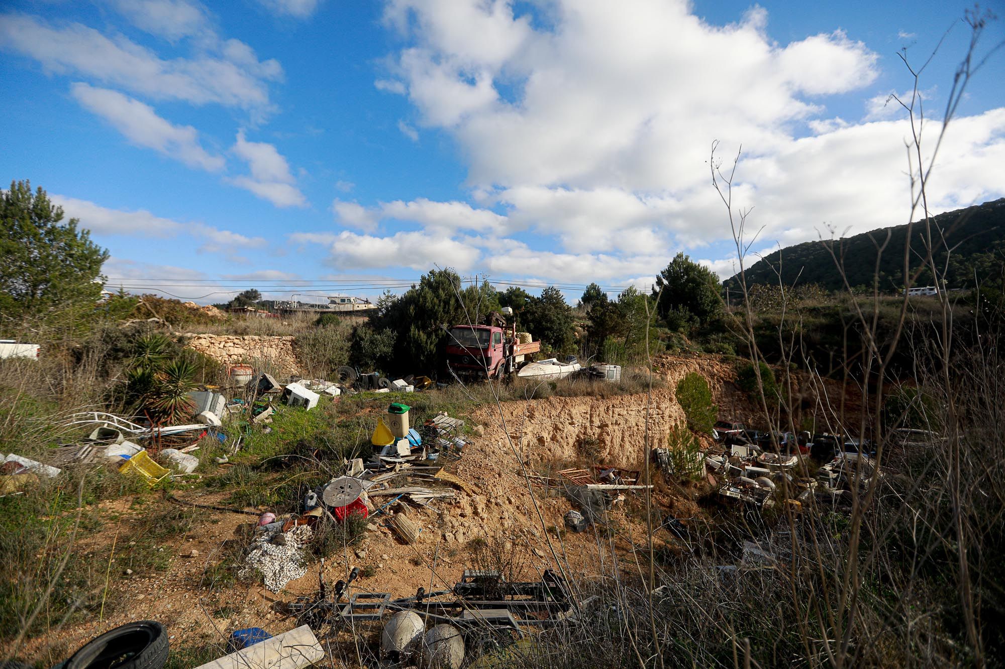 Retirada de barcos almacenados ilegalmente en Cala Tarida