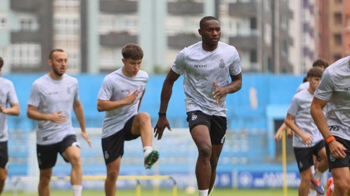 Eze, durante un entrenamiento con el Avilés este curso