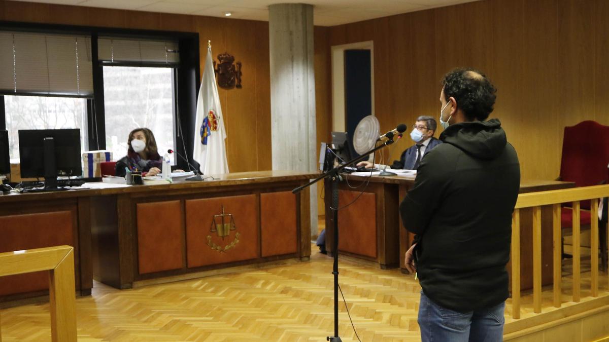 El conductor acusado, de espaldas, en el juicio celebrado en Vigo. / Alba Villar