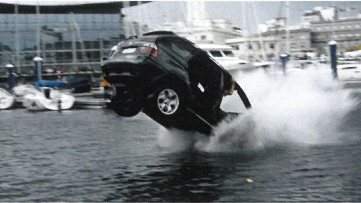 Un coche cae al mar en la película &#039;El desconocido&#039;.