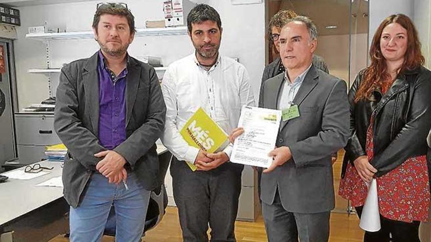 Faruk Doru junto a Jarabo y Ferrà ayer en el Parlament.