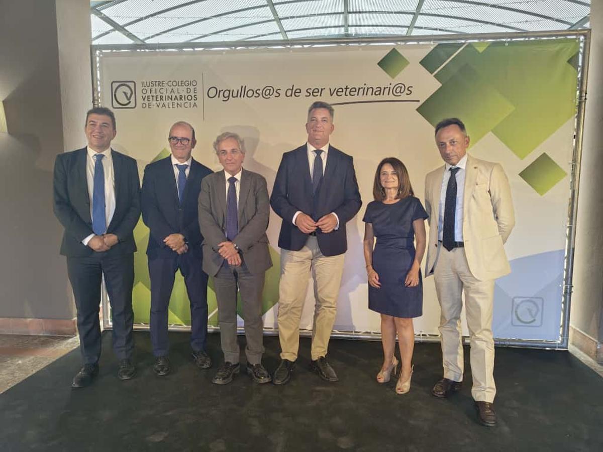El conseller Martínez Mus, el tercero por la derecha, con dirigentes veterinarios.