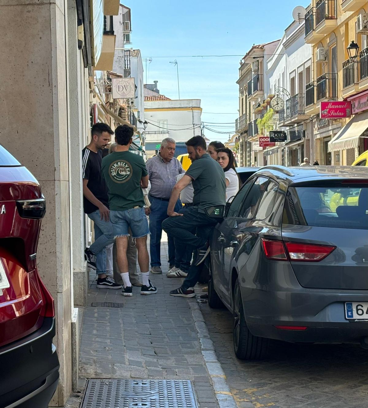Los hijos y el viudo de Francisca Cadenas, junto a otros familiares, este viernes a las puertas de los juzgados de Villafranca de los Barros.