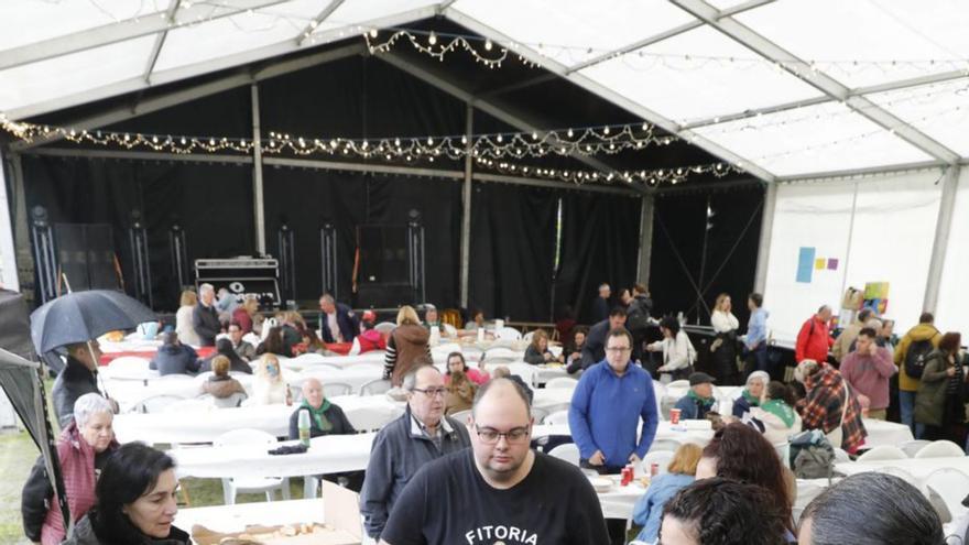 La comida de confraternización de las fiestas de La Alegría de Buenavista, el año pasado. | FERNANDO RODRÍGUEZ