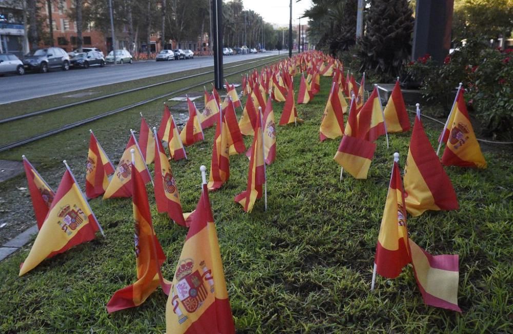 La Avenida Juan de Borbón de Murcia amanece con miles de banderas de España por las víctimas del coronavirus