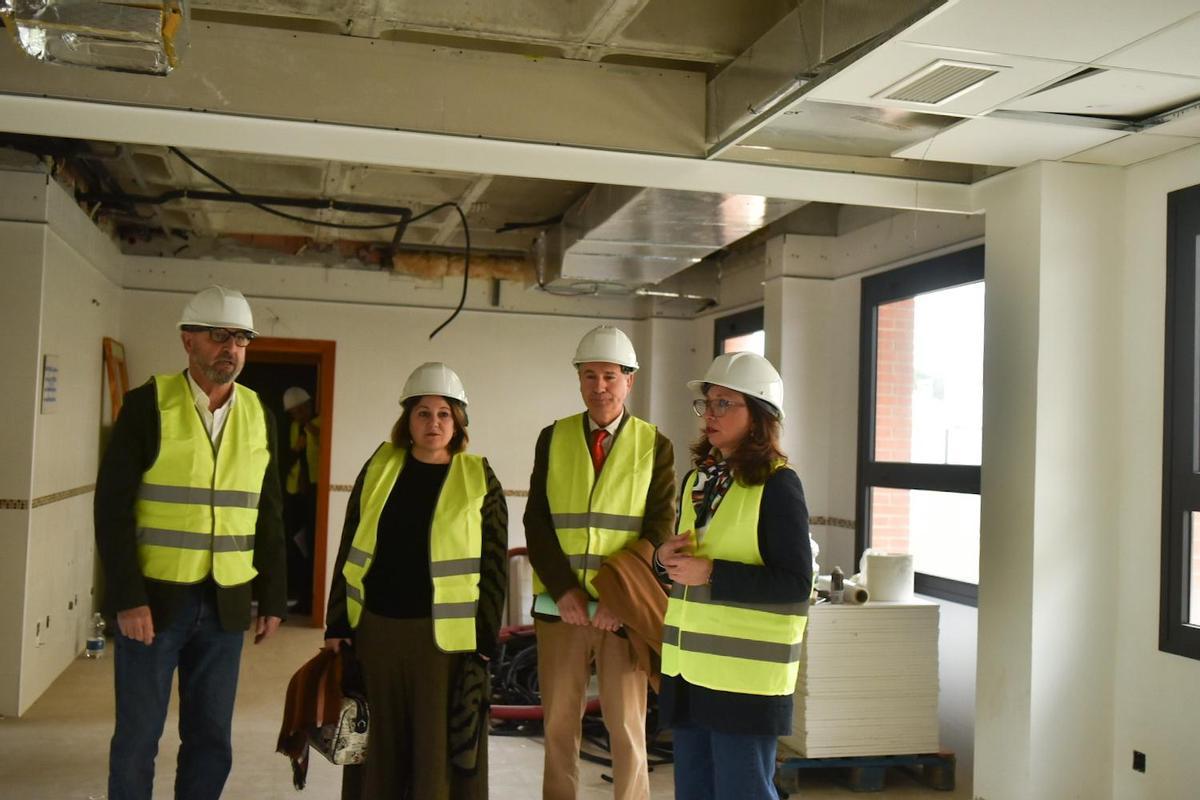 Imagen de la visita a las obras del futuro consultorio de Algarrobo Costa de la delegada del Gobierno de la Junta de Andalucía en Málaga, Patricia Navarro