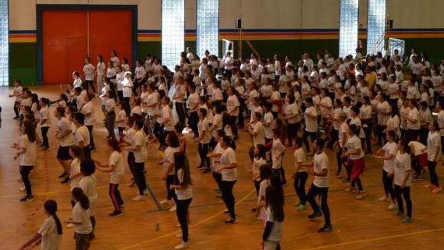 Participantes en una actividad de zumba en el Óscar Pereiro. // D. P.