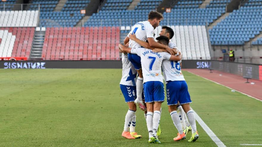 Los jugadores del CD Tenerife se abrazan tras anotar Bermejo el 1-2 contra el Almería.