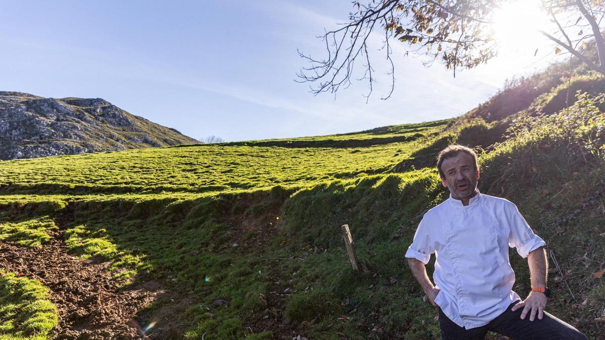 Nacho Manzano en uno de los prados de La Salgar.
