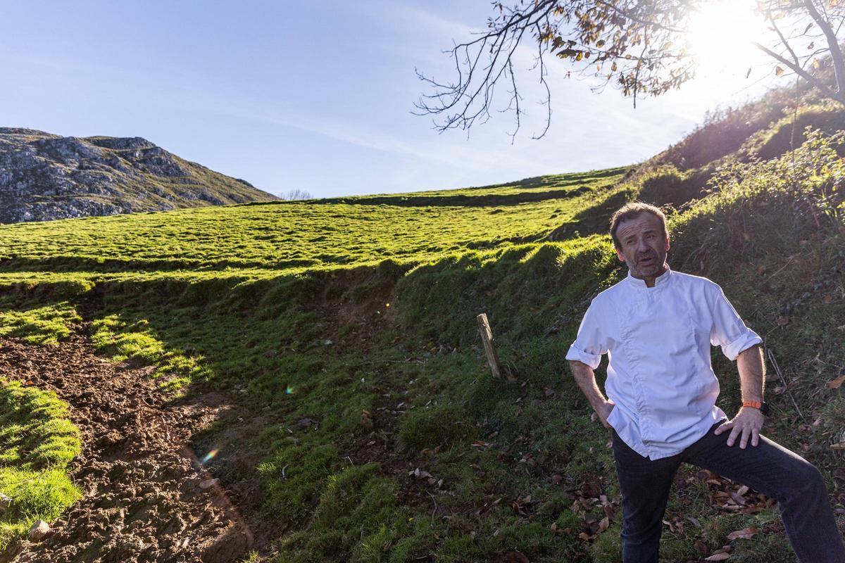 Nacho Manzano en uno de los prados de La Salgar.