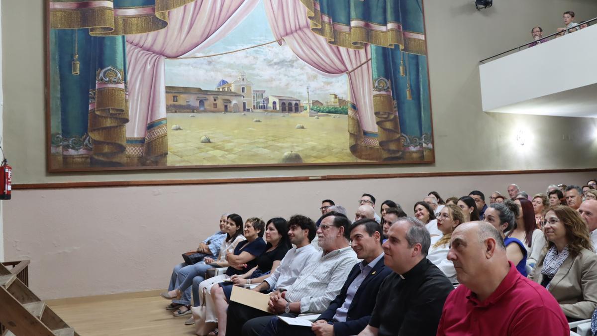 Estreno del telón en el Círculo Católico San Roque de Burjassot.