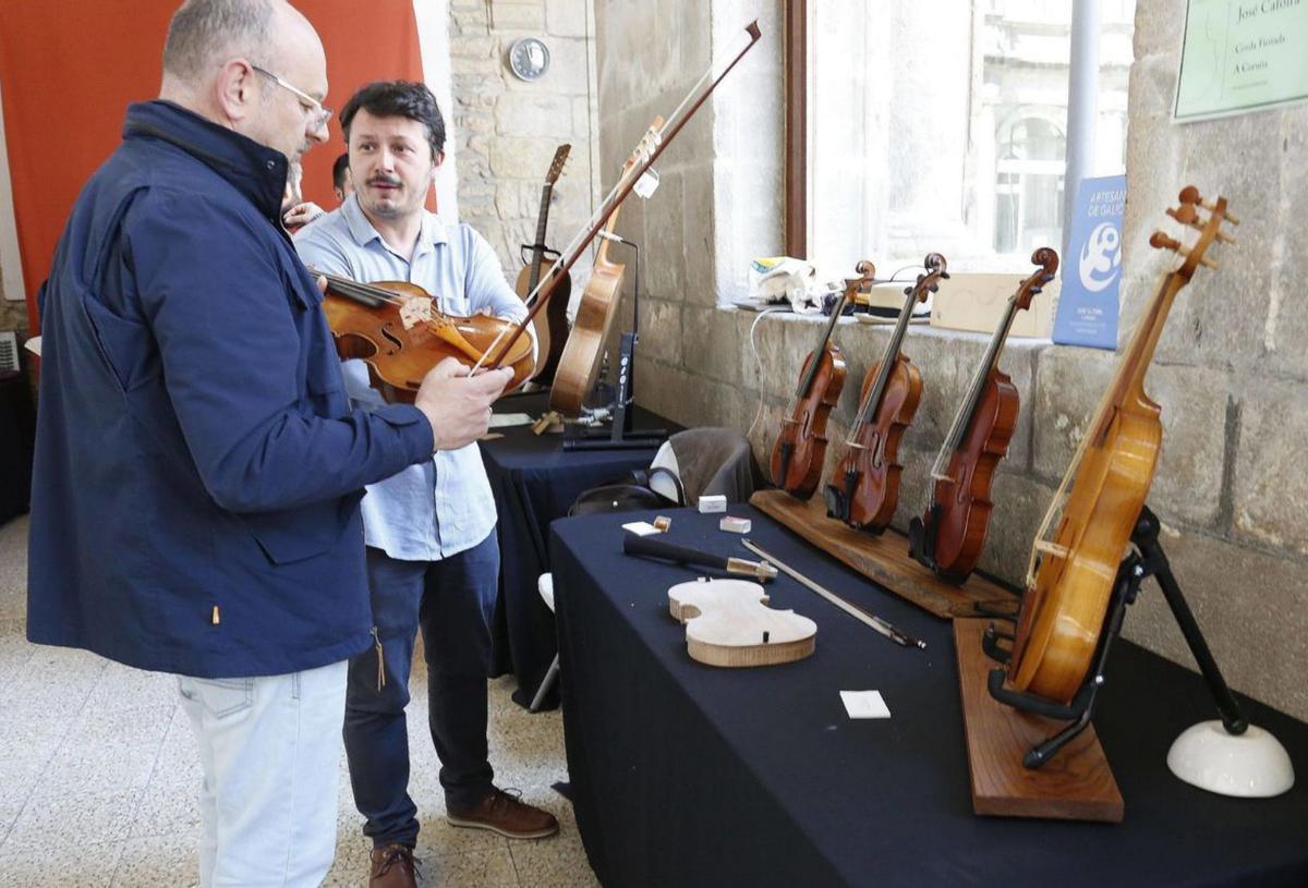 Roberto Santamarina, profesor del conservatorio de Santiago y José Catoira, luthier. / a. h.