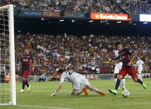 Barcelona's Neymar eludes AS Roma's goalkeeper Wojciech Szczesny to score a goal during a friendly match at Camp Nou stadium in Barcelona
