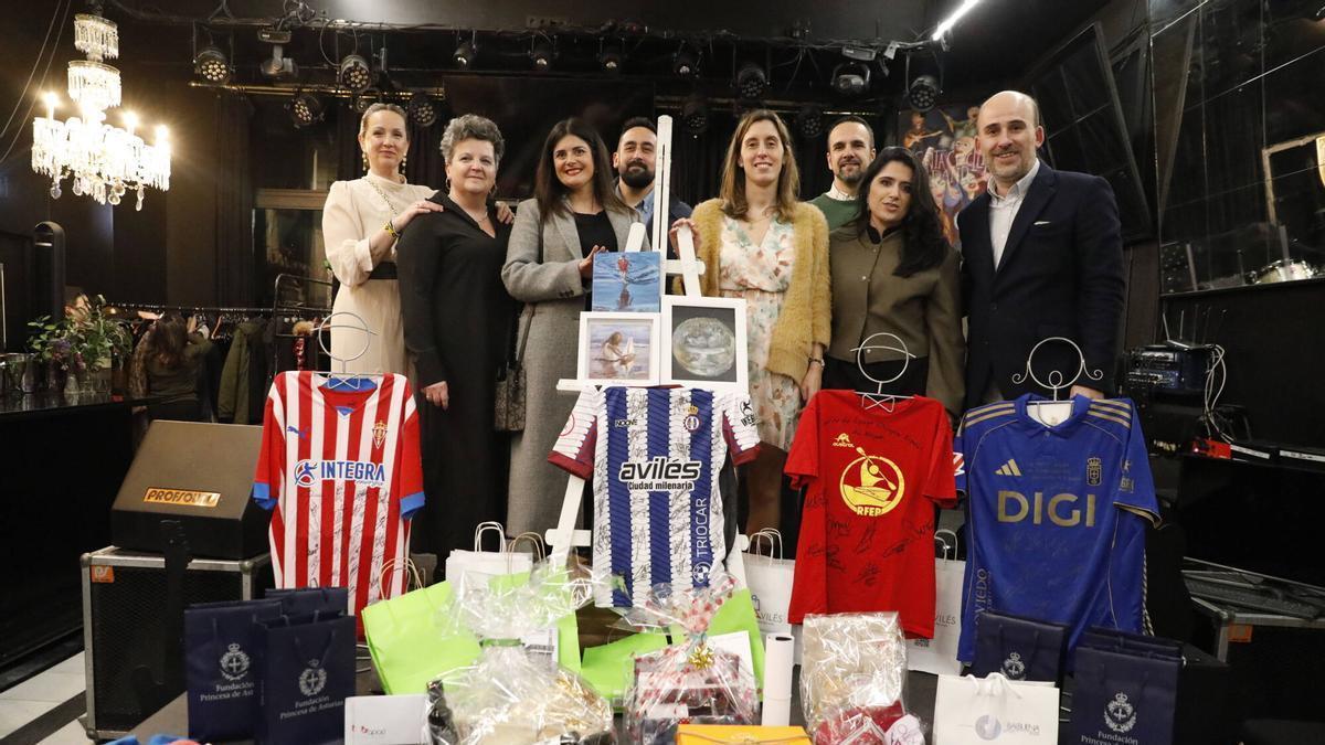 Miembros de la Hermandad de la Santa Cruz durante una gala solidaria el pasado mes de marzo.