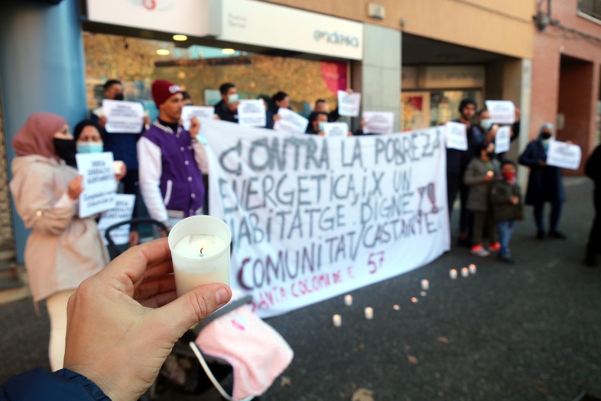 Famílies de blocs ocupats a Santa Coloma de Farners protesten que els han tallat la llum