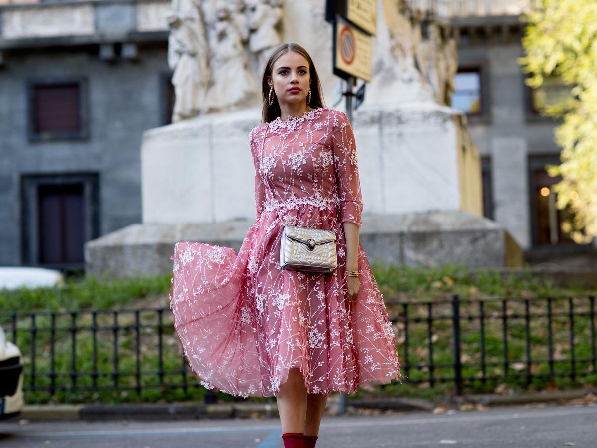 Vestido midi en el streetstyle de la Semana de la Moda de Milán
