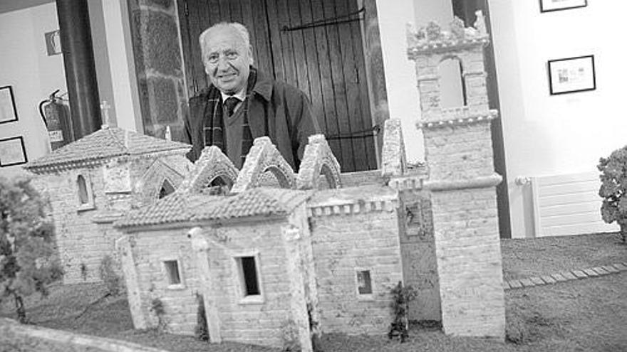 Ernesto Losada Dopazo junto a su maqueta de Santa Mariña Dozo.