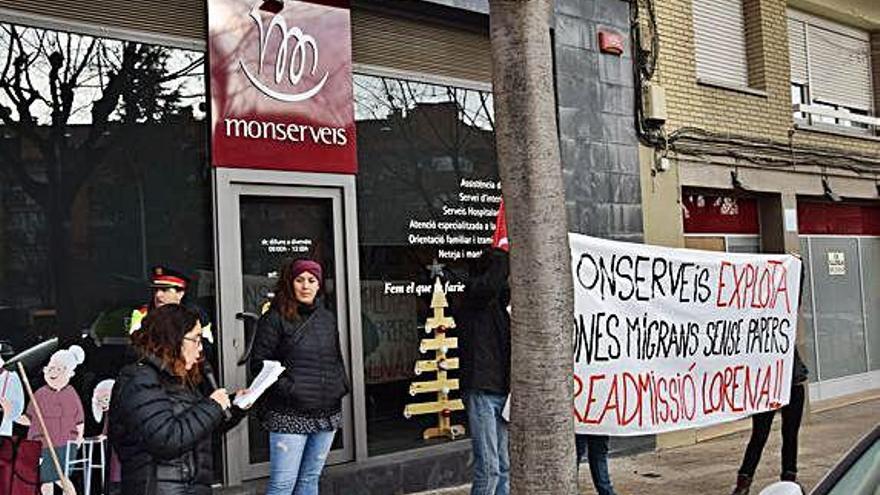 Protesta davant de la seu de Monserveis a Berga, ahir