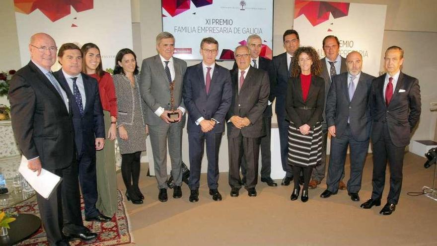 Foto de familia de los directivos de la Asociación de Empresa Familiar. En el centro Feijóo, flanqueado por Javier González Babé (izqda) y Emilio Pérez Nieto (derecha). // Xoán Álvarez