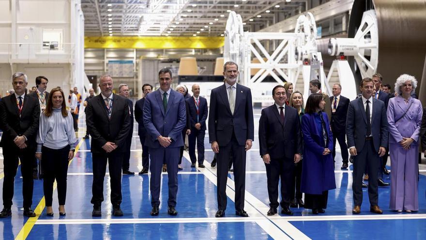 Felipe VI y Pedro Sánchez estrenan la nave de Airbus para fabricar satélites y piezas de cohetes