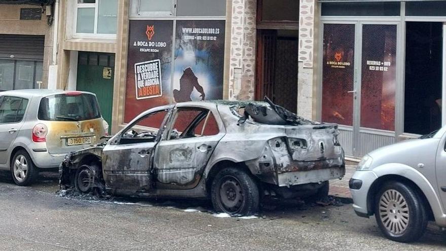 Los bomberos intervienen en Francisco Añón por un incendio en un vehículo