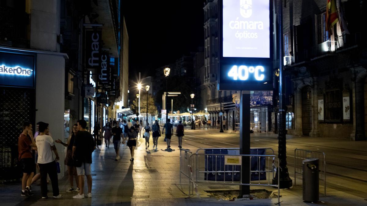 Un termómetro en el Coso de Zaragoza marca 40 grados hace dos noches
