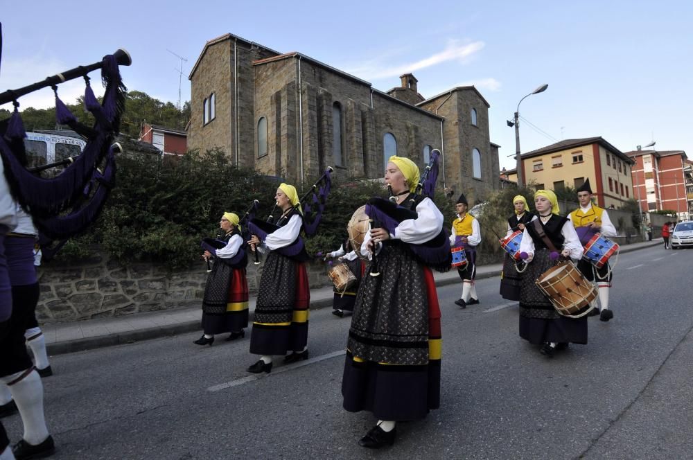 Desfile de carrozas en las fiestas del Cristo de Turón