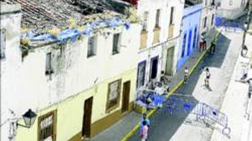 El techo de una vivienda de la calle Luis de Morales se viene abajo